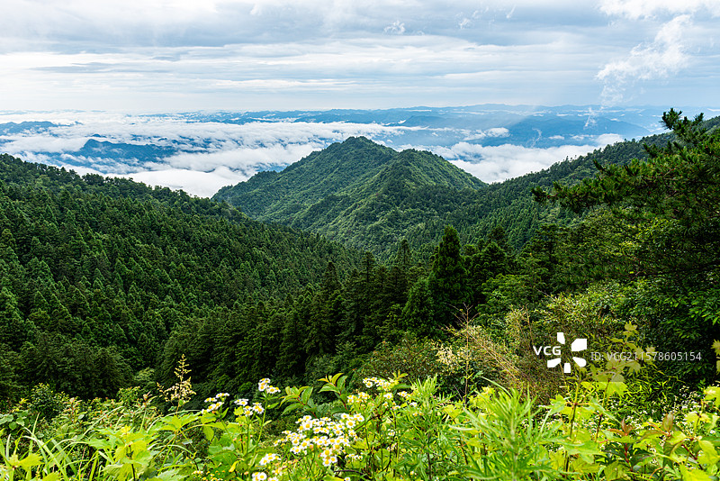 航拍视角拍摄湖北咸宁通县九宫山图片素材