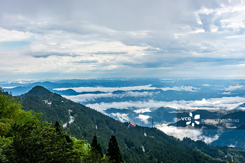 航拍视角拍摄湖北咸宁通县九宫山图片素材