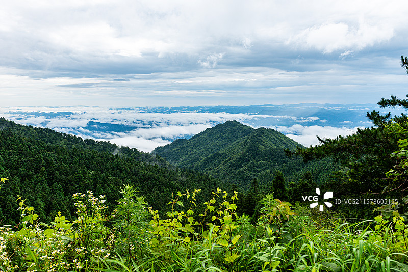 航拍视角拍摄湖北咸宁通县九宫山图片素材