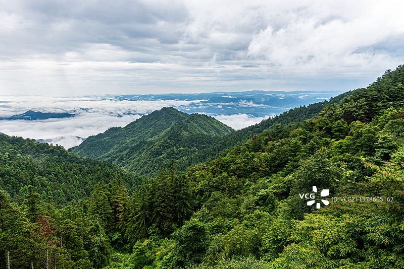 航拍视角拍摄湖北咸宁通县九宫山图片素材