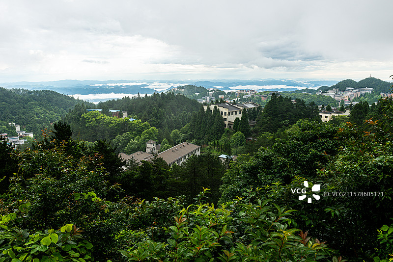 航拍视角拍摄湖北咸宁通县九宫山图片素材