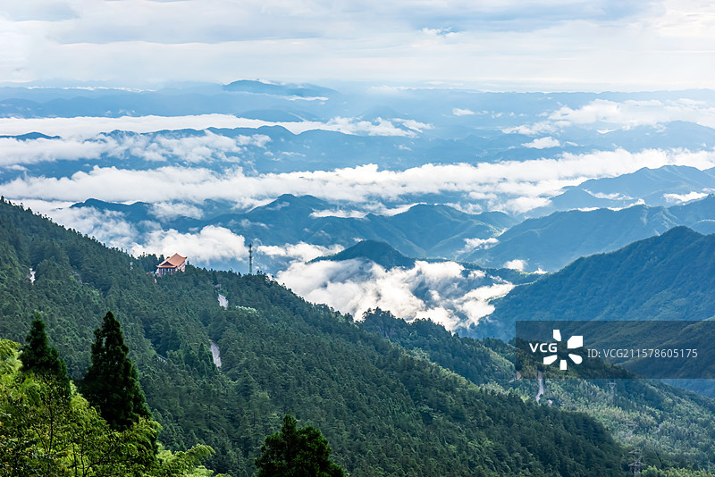 航拍视角拍摄湖北咸宁通县九宫山图片素材