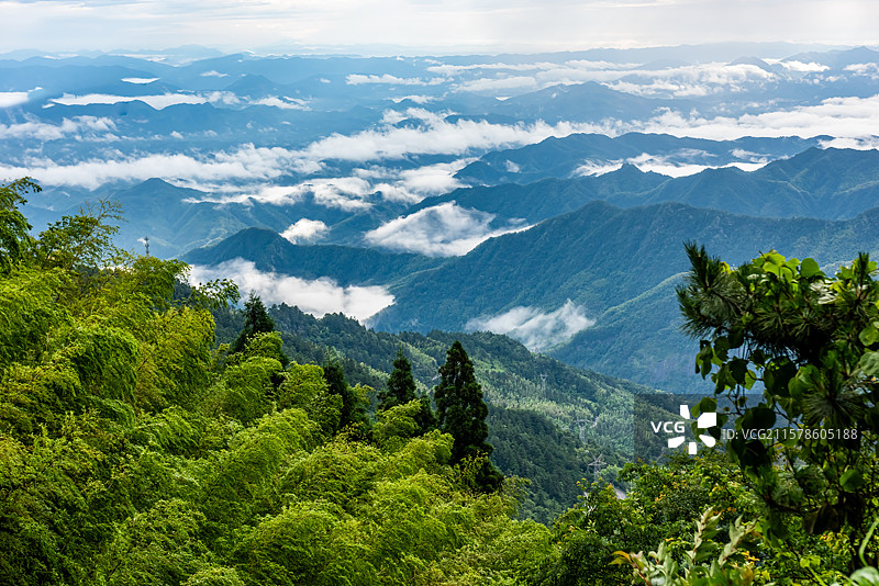 航拍视角拍摄湖北咸宁通县九宫山图片素材