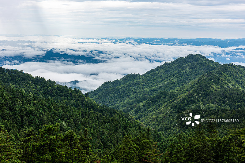 航拍视角拍摄湖北咸宁通县九宫山图片素材
