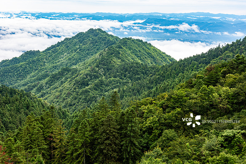 航拍视角拍摄湖北咸宁通县九宫山图片素材