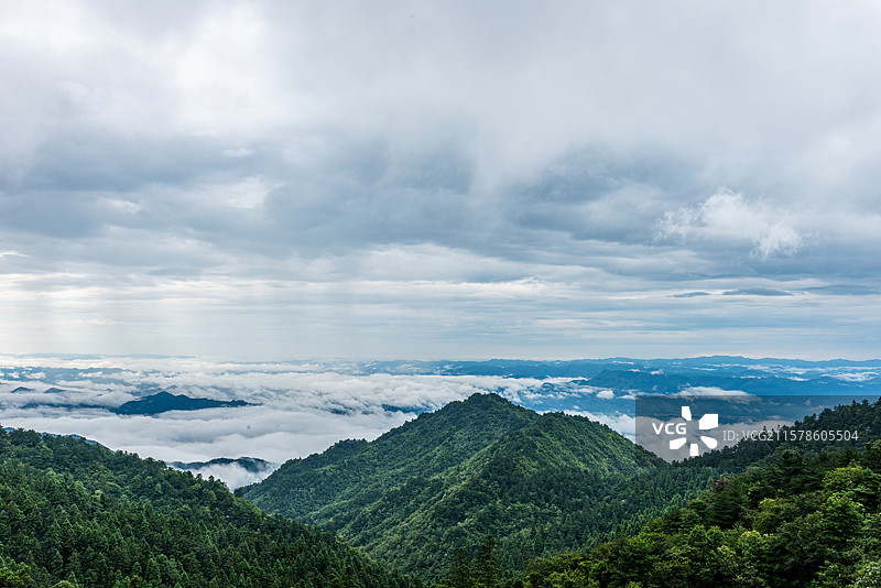 航拍视角拍摄湖北咸宁通县九宫山图片素材