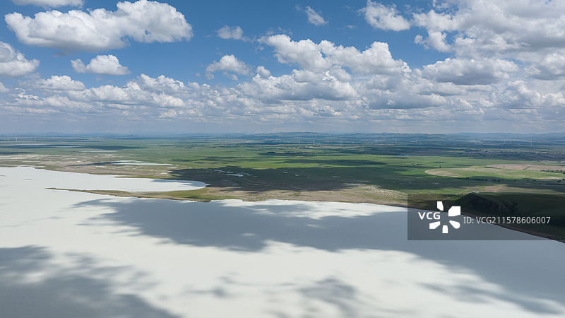 草原上奶白色的湖图片素材