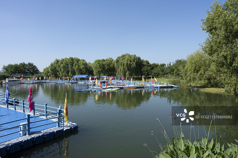 襄阳月亮湾湿地公园湖泊码头桨板水上运动基地城市风光自然风景图片素材