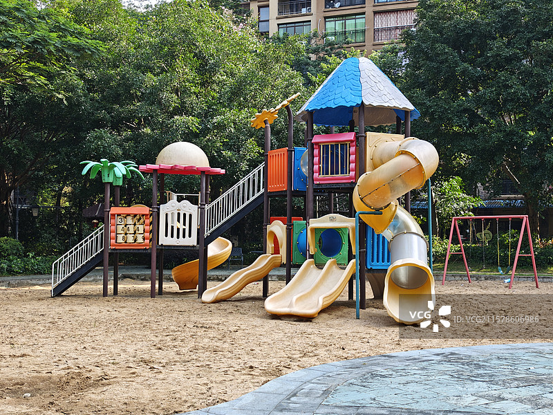 滑梯。夏天，来到广东省惠州龙门永汉富力养生谷J1区，看到一滑梯，远拍。图片素材