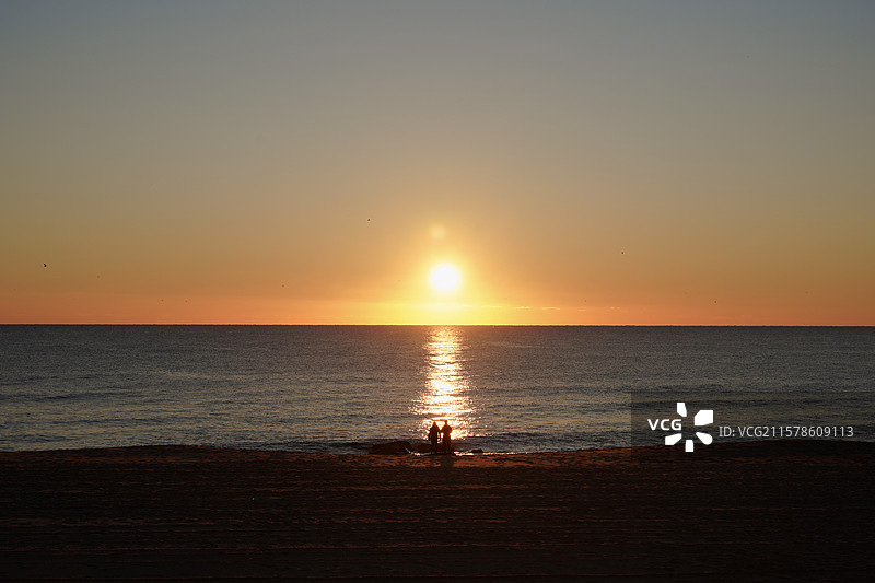 美国大洋城清晨海滩日出与情侣图片素材
