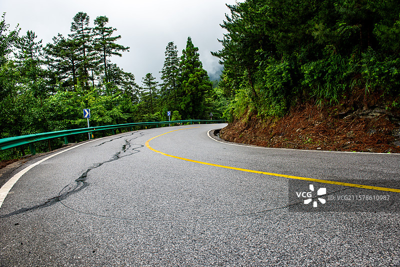 湖北咸宁通县九宫山适合做汽车广告背景的盘山公路图片素材