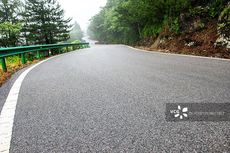 湖北咸宁通县九宫山适合做汽车广告背景的盘山公路图片素材