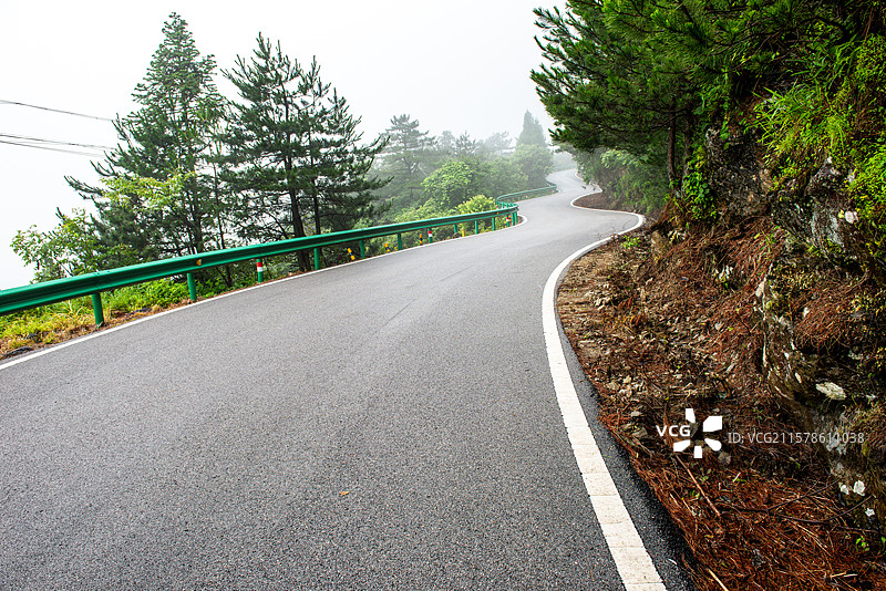 湖北咸宁通县九宫山适合做汽车广告背景的盘山公路图片素材