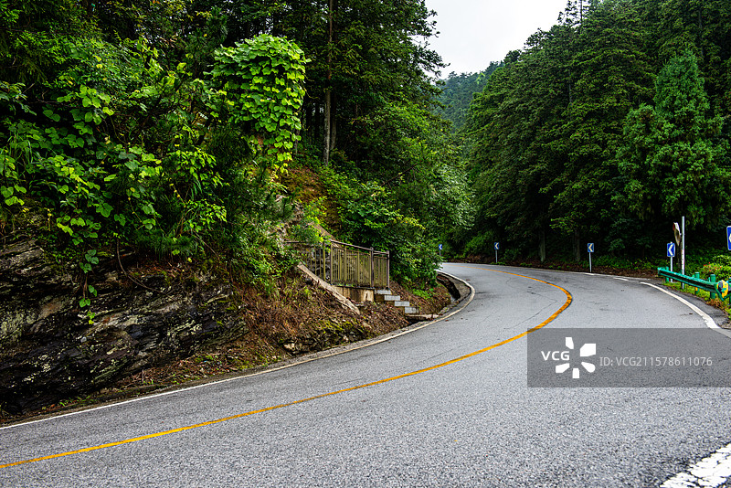 湖北咸宁通县九宫山适合做汽车广告背景的盘山公路图片素材