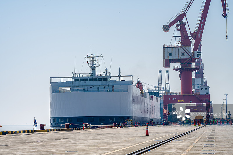 上海南港作业场景 停泊在码头的汽车滚装船 上海临港洋山特殊综合保税区 汽车滚装船进出口商业码头图片素材