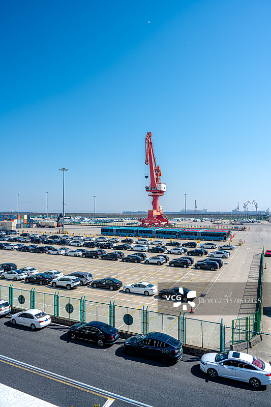 上海南港作业场景 起重机塔吊与出口汽车停车场 上海临港洋山特殊综合保税区 汽车滚装船进出口商业码头图片素材