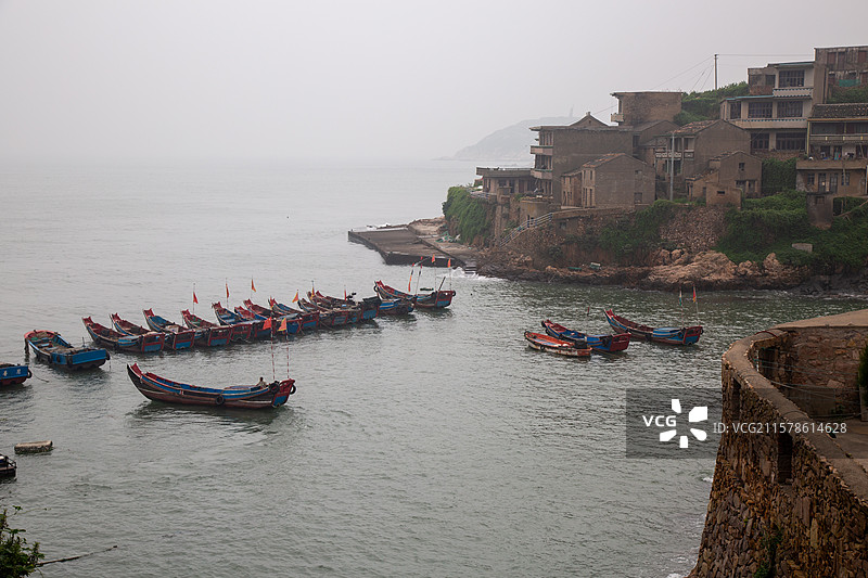 浙江青浜岛海边村落与停泊渔船图片素材