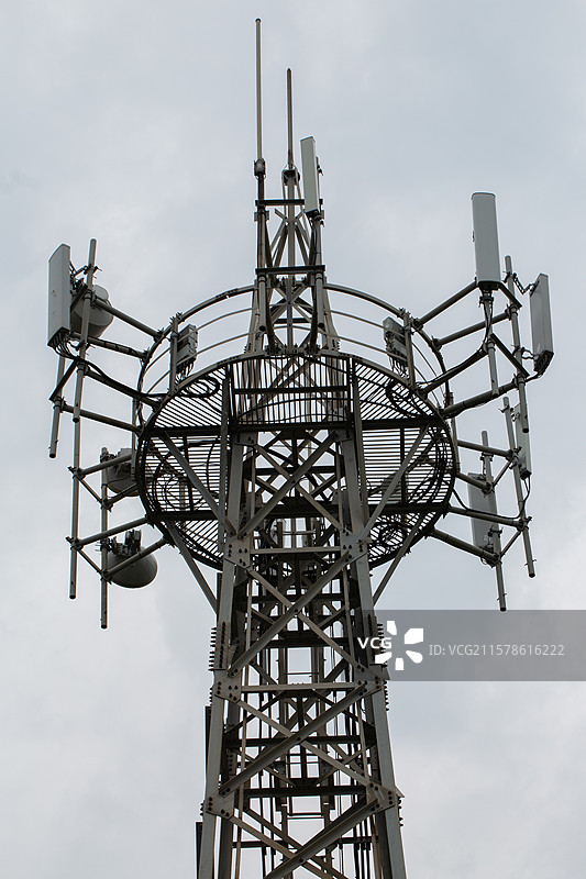 通信塔上的天线与结构图片素材