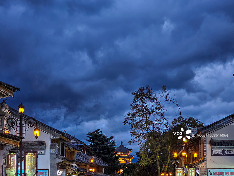 夜色中大理古城五华楼图片素材