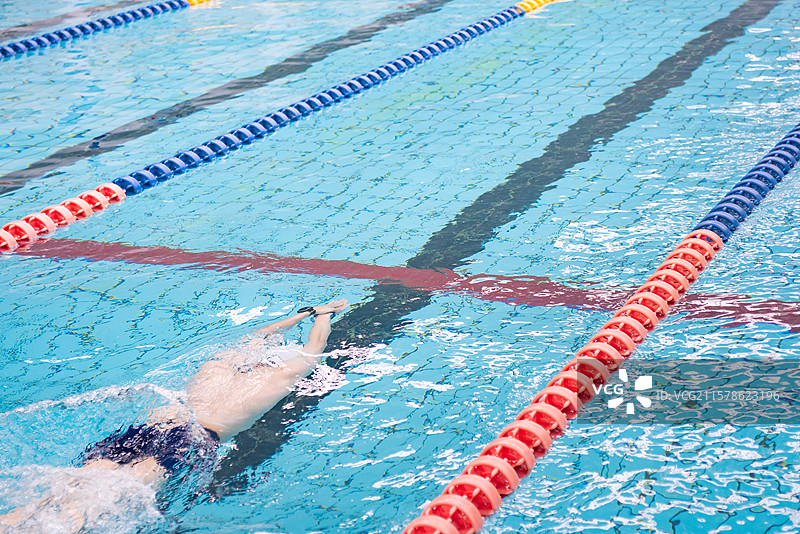 游泳馆游泳池中游泳的男人图片素材
