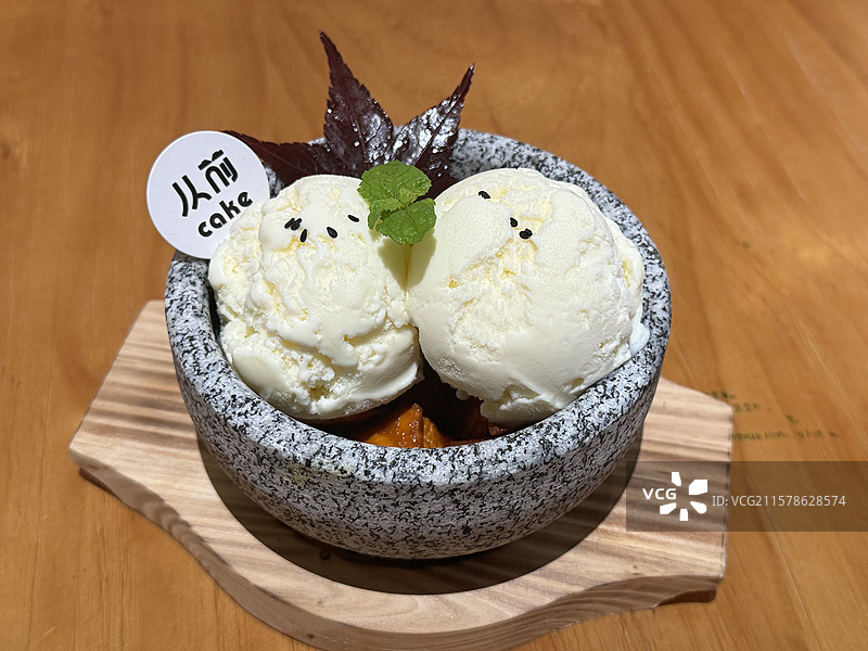 石头碗装的蜜薯冰淇淋图片素材