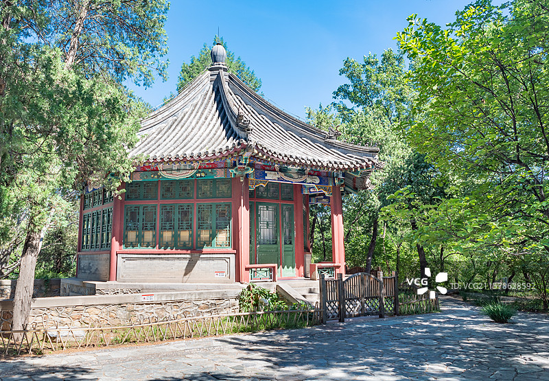 北京大学未名湖湖心岛鲁斯亭图片素材