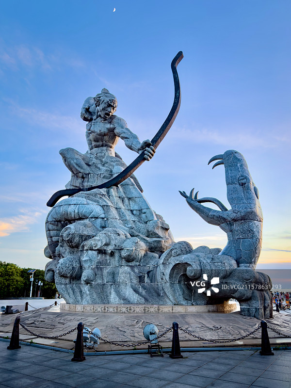 岳阳巴陵广场后羿射巴蛇雕塑图片素材