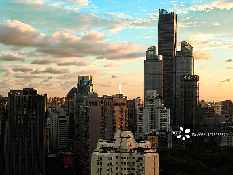 台风来临前的城市水晶天图片素材