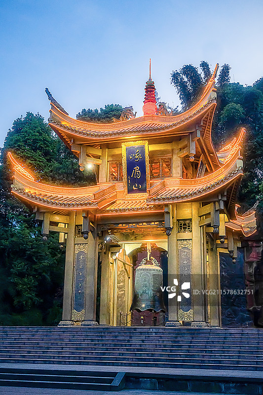 峨眉山第一山亭傍晚亮灯时刻图片素材