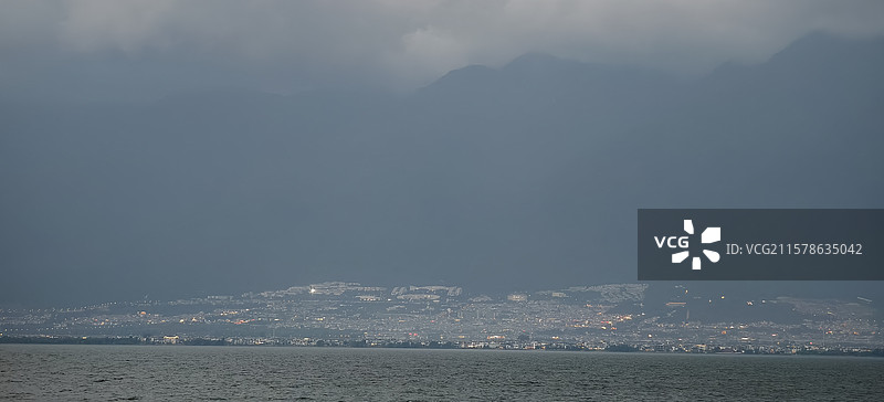 云南大理洱海的丁达尔效应图片素材