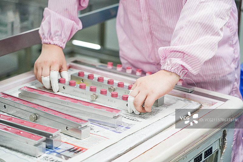 化妆品工厂的流水线图片素材