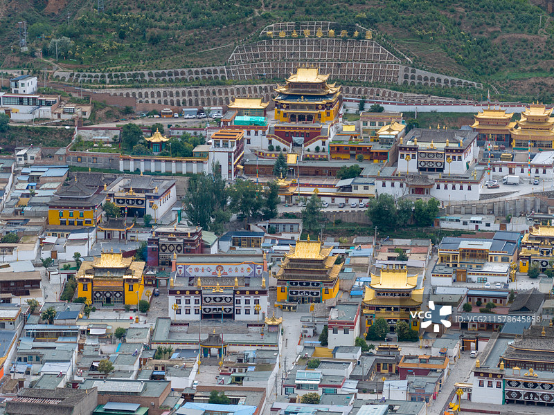 航拍青海省黄南藏族自治州同仁市隆务寺图片素材