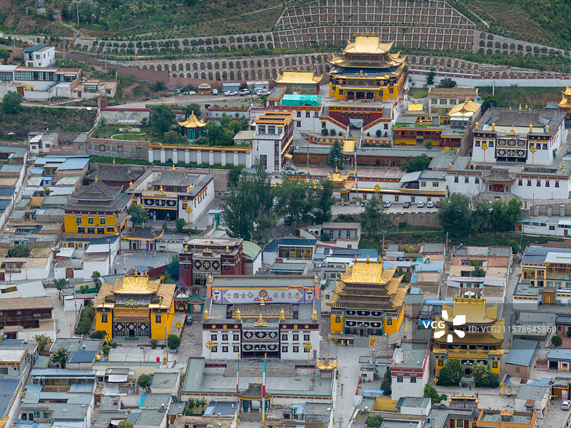 航拍青海省黄南藏族自治州同仁市隆务寺图片素材