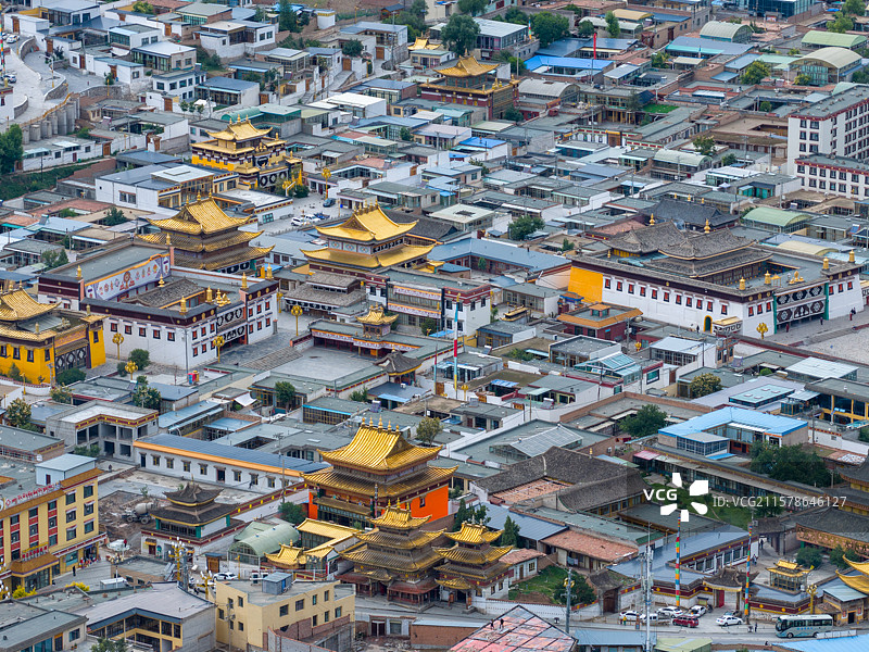 航拍青海省黄南藏族自治州同仁市隆务寺图片素材