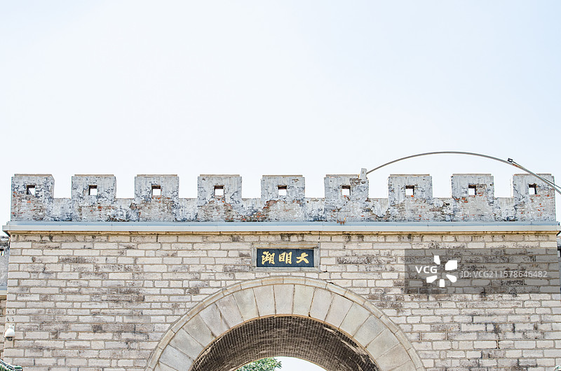 中国5A级旅游景区拍摄主题，山东省济南市大明湖北门公园入口检票的大门，户外白昼无人图像摄影图片素材