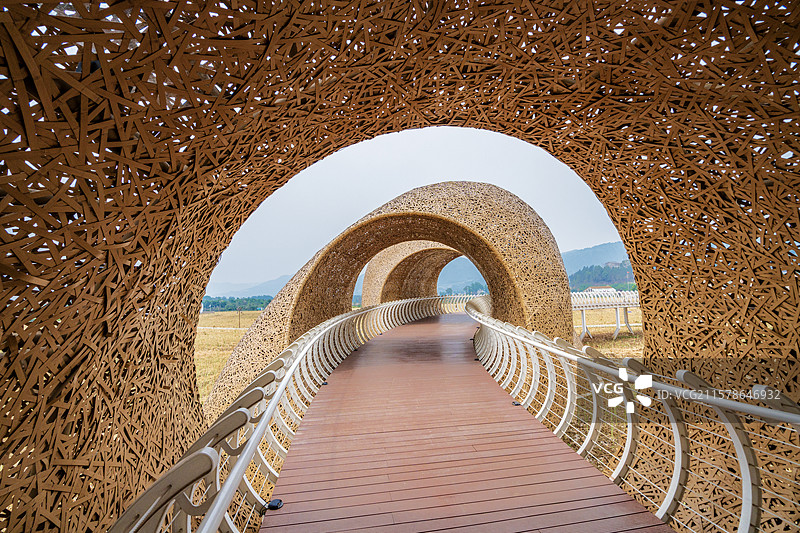四川中江挂面村田野里秸草通道图片素材