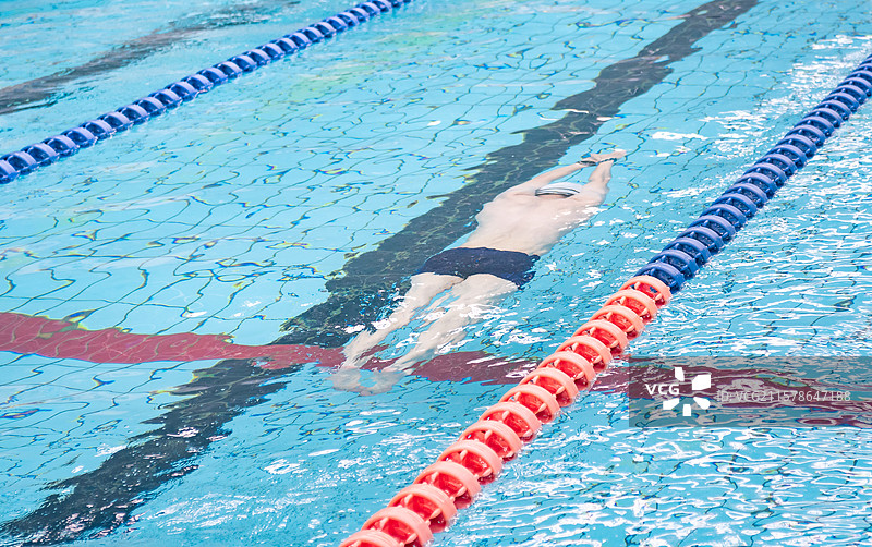 游泳馆游泳池中游泳的男人图片素材