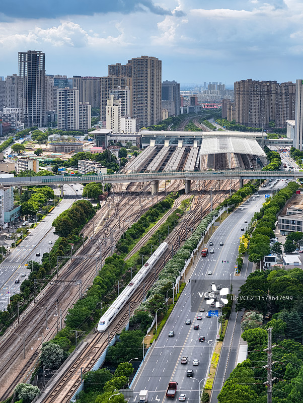 城际高速铁路线上无锡高铁站正在进站出站运行的高铁画面图片素材