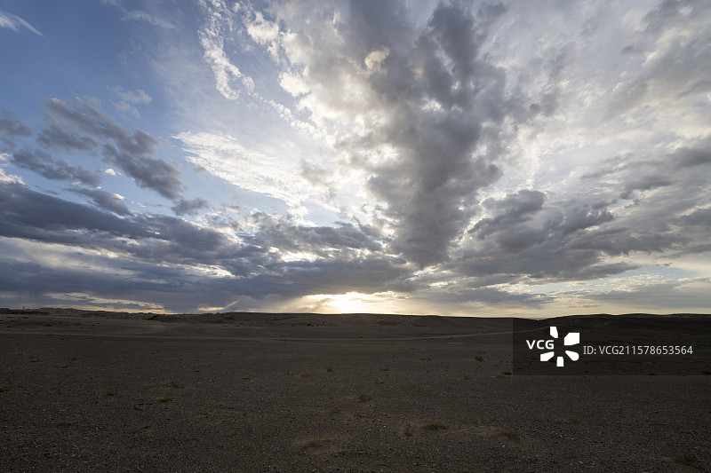 瓜州戈壁日落：壮丽丁达尔光束穿透云层图片素材