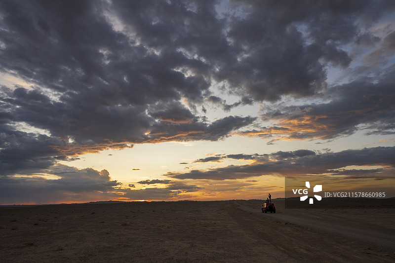 越野车顶的背影眺望火烧云图片素材