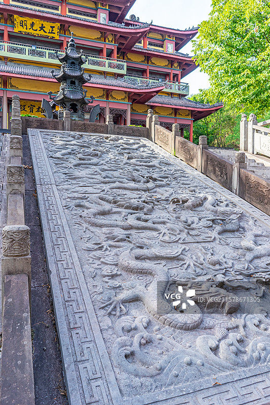 中国寺庙宗教文化拍摄主题，浙江金华东阳横店大智禅寺,大雄宝殿门口的石雕龙雕壁画，户外白昼无人图像摄影图片素材