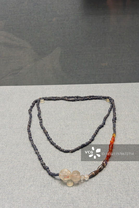 黑色珠链配玉坠饰品图片素材