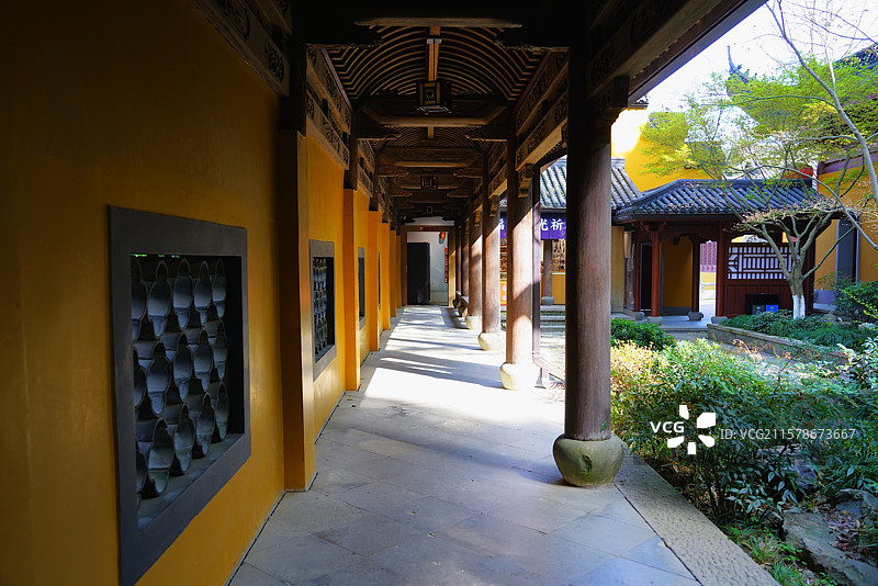 光影交错的廊道•永福禅寺资严慧院图片素材