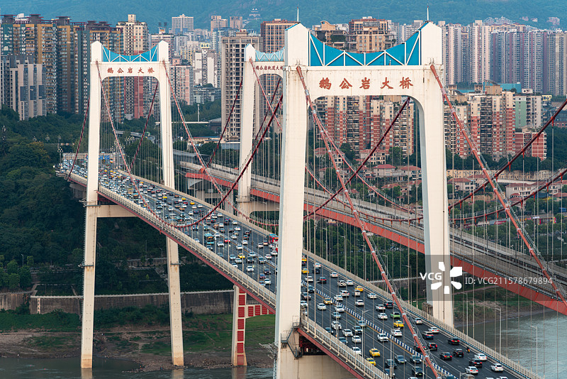 下班高峰期的重庆鹅公岩大桥图片素材