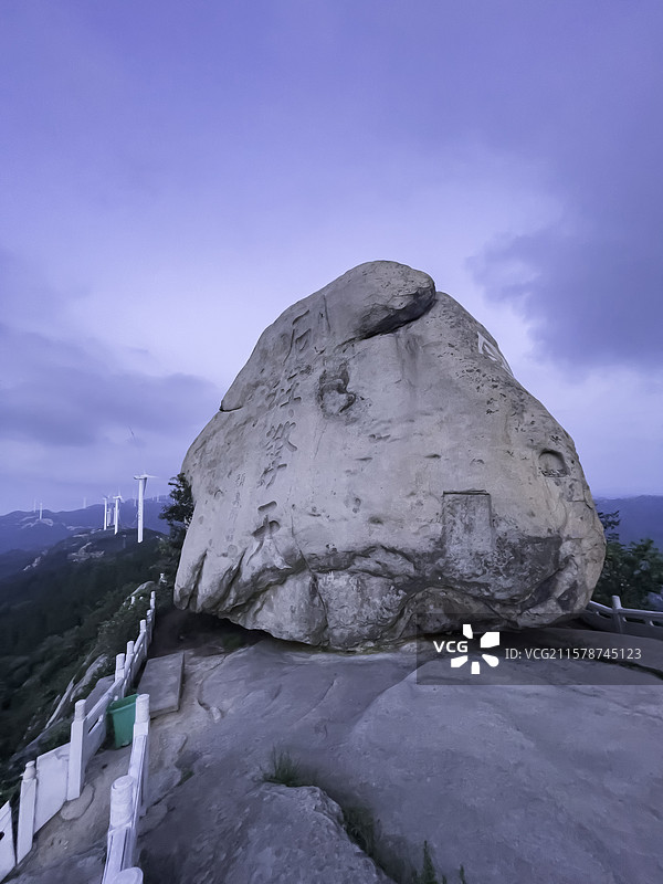 河南省南阳市唐河县石柱山风景区--因山顶两块高14米的擎天石柱得名石柱擎天图片素材