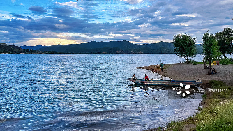 沪沽湖之畔·小船摇出慢时光图片素材