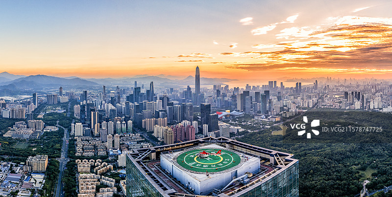 深圳低空经济振翼腾飞城市观光直升机图片素材