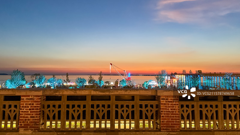 岳阳市洞庭南路历史文化街区夜景图片素材