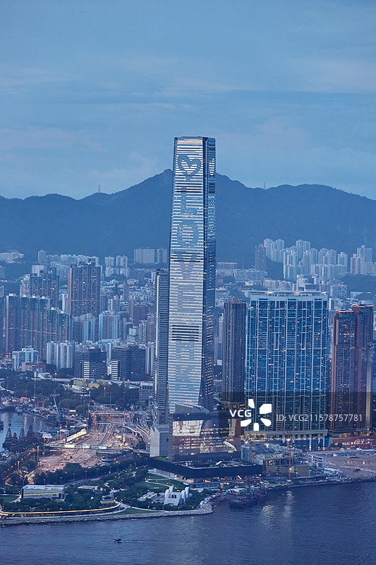 蓝色时刻在中国香港太平山顶卢吉道眺望香港环球贸易广场天际100观景台维多利亚港夜景摩天大楼现代建筑图片素材