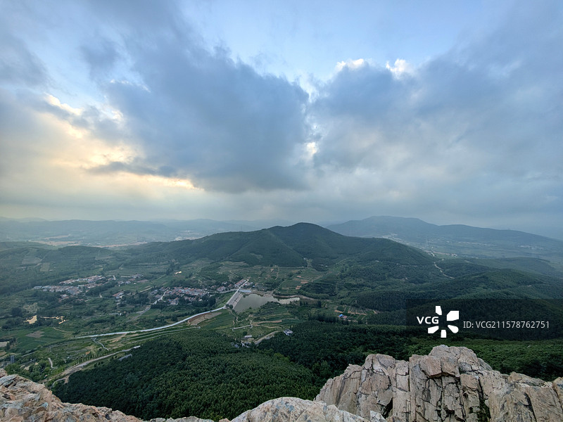 夏天莒县屋楼崮山乌云翻滚图片素材